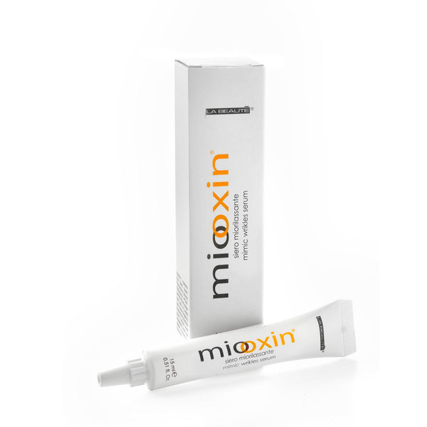 Il Siero Miorillassante Miooxin è un siero viso in gel che potenzia l'azione degli attivi dei prodotti Miooxin e utilizzato quotidianamente, regala un effetto liftante sulle rughe d'espressione notevole, grazie alla sinergia dei componenti in esso contenuti.